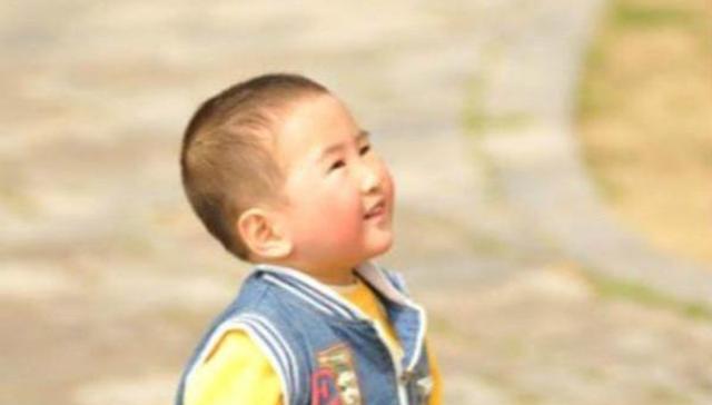 男子每月寄钱,回家却见女儿瘦得皮包骨,小侄儿说句话,父亲哭了休闲区蓝鸢梦想 - Www.slyday.coM 男子每月寄钱,回家却见女儿瘦得皮包骨,小侄儿说句话,父亲哭了休闲区蓝鸢梦想 - Www.slyday.coM