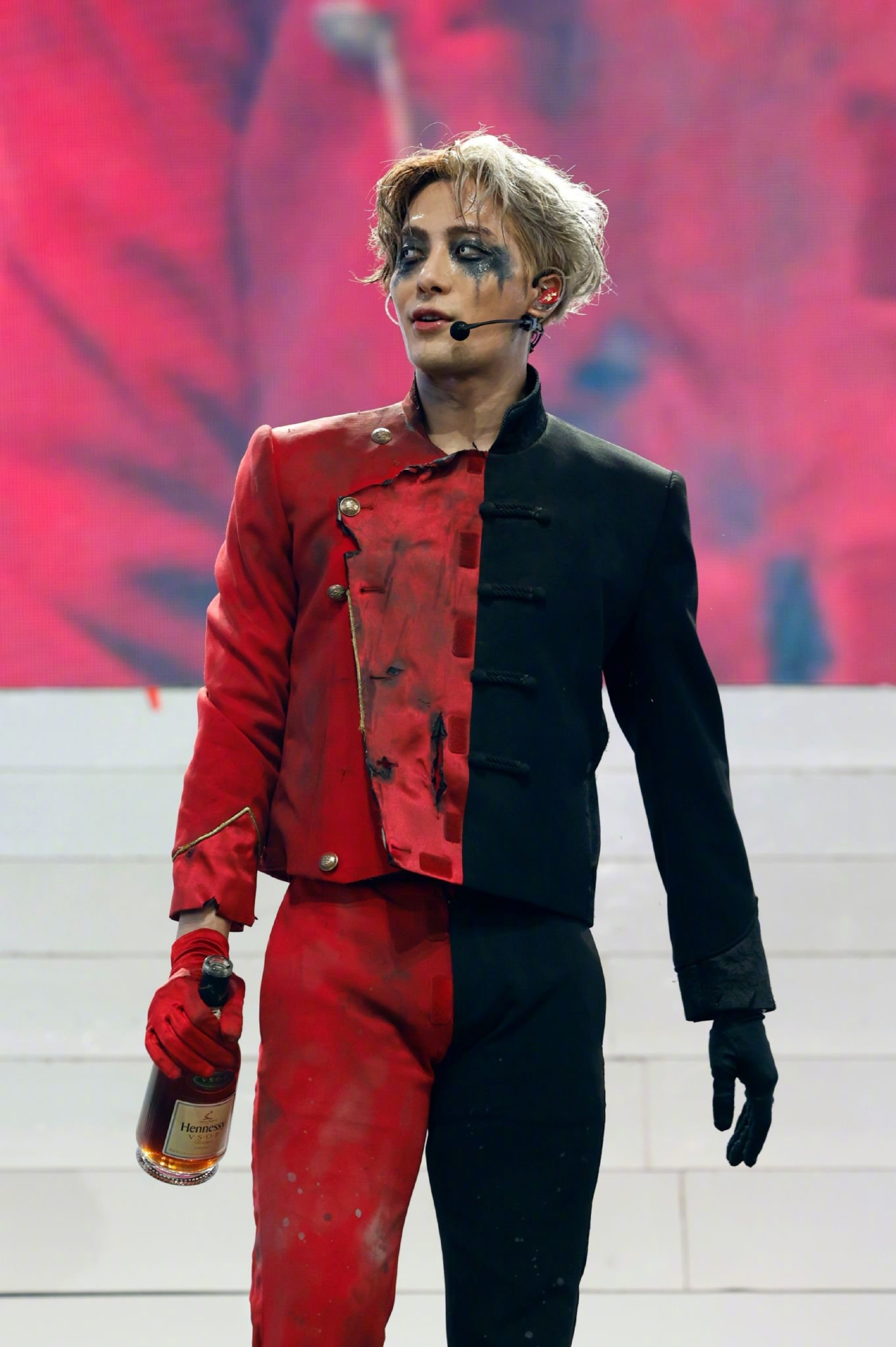 王嘉尔科切拉音乐节舞台造型太炸裂了__财经头条