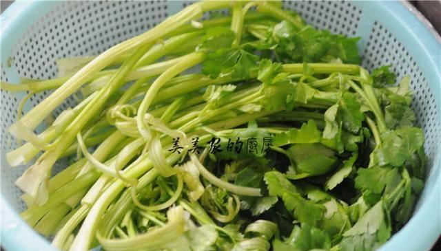 最近芹菜火了加1根香蕉简单一做太有创意了一吃停不下来