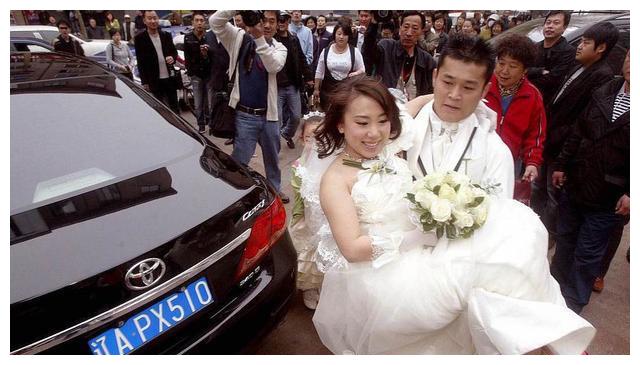 对于两个人的离婚原因,两人一直保持沉默,直到王金龙在直播中告诉粉丝