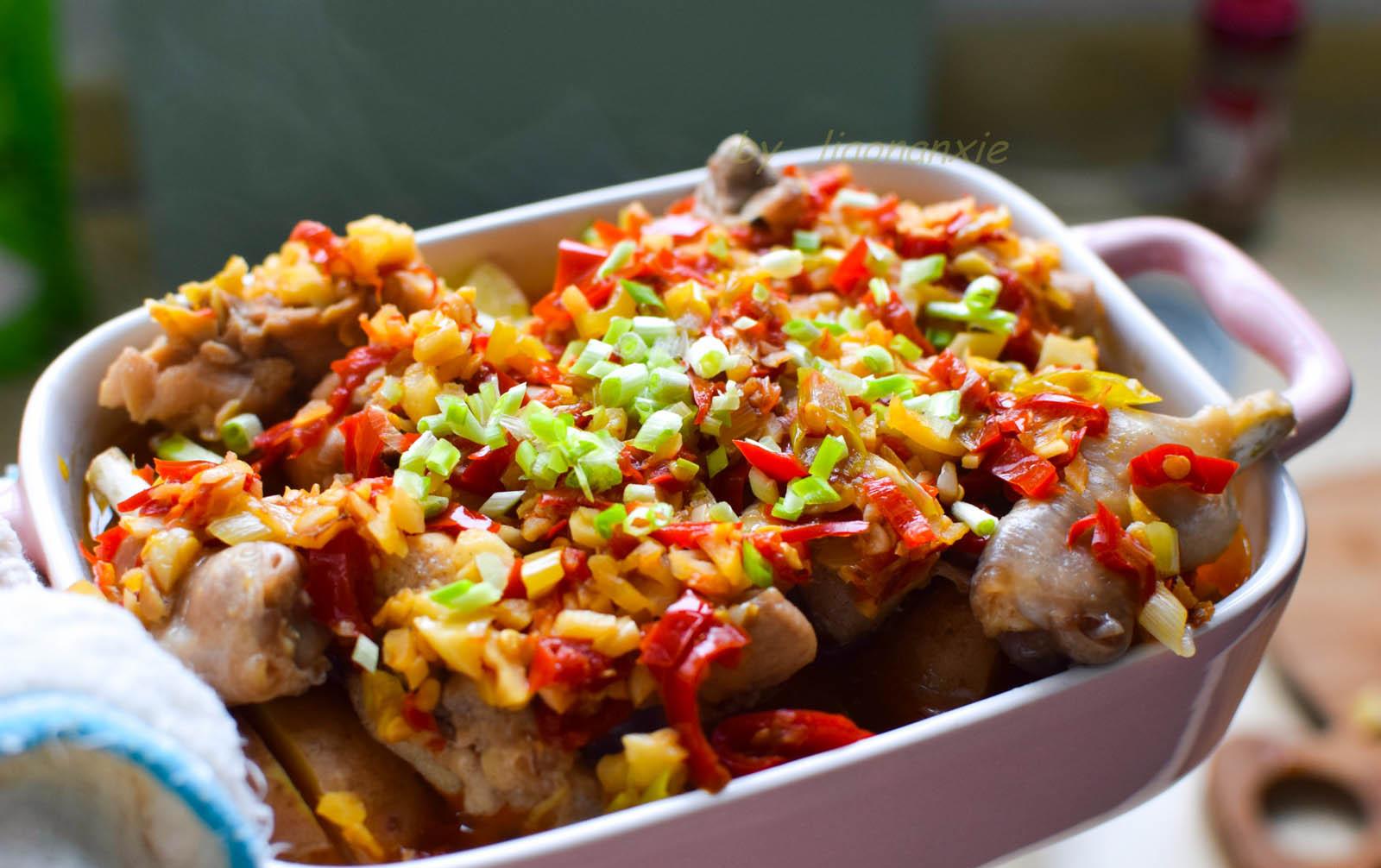 如果没有泡辣椒和泡仔姜,换成剁椒酱或者豆豉炒了蒸肉也很好吃.