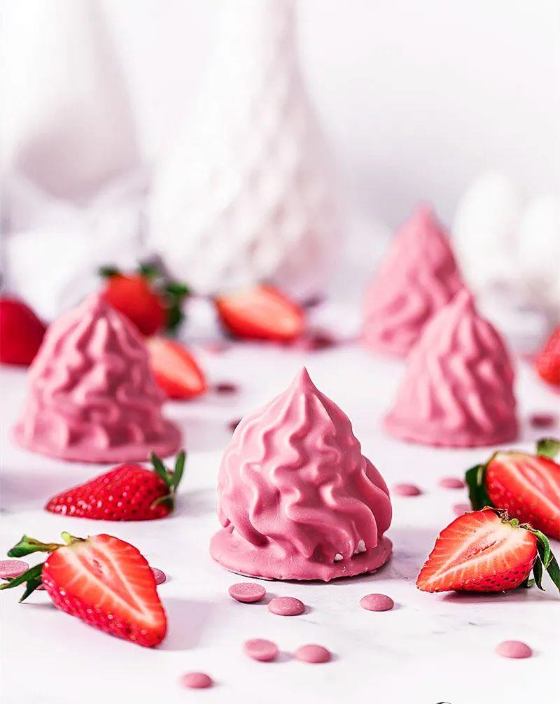 粉红色的回忆蓬松丰富美味可口的红宝石巧克力草莓之吻甜品
