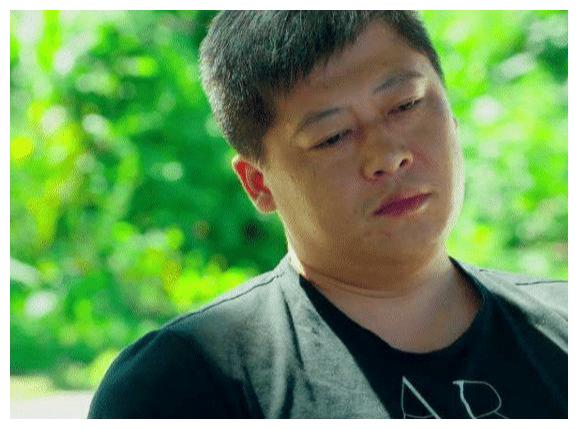 "谢永强"晒与妻子领证视频,却被吐槽美颜开太过,脸