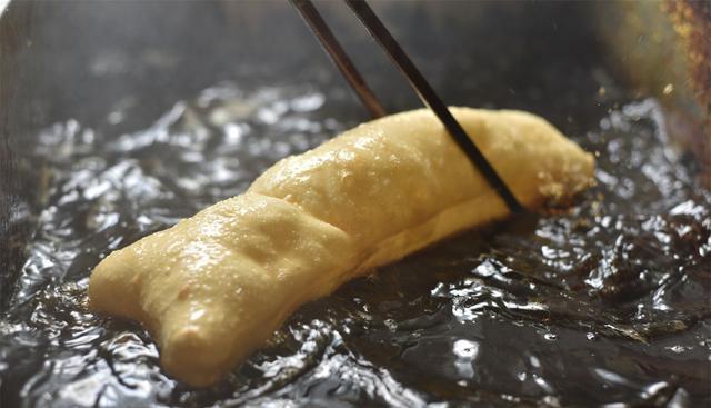 安阳大妈郑州炸鸡蛋布袋,一个布袋六块钱灌俩鸡蛋,趁热吃最香