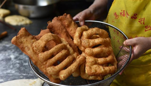 安阳大妈郑州炸鸡蛋布袋,一个布袋六块钱灌俩鸡蛋,趁热吃最香