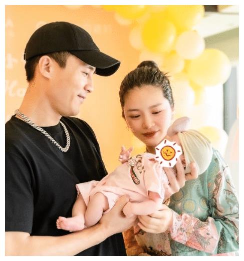 杜淳晒女儿萌照，小蛋饺戴大蝴蝶结，穿高奢婴儿服，从小被宠上天休闲区蓝鸢梦想 - Www.slyday.coM