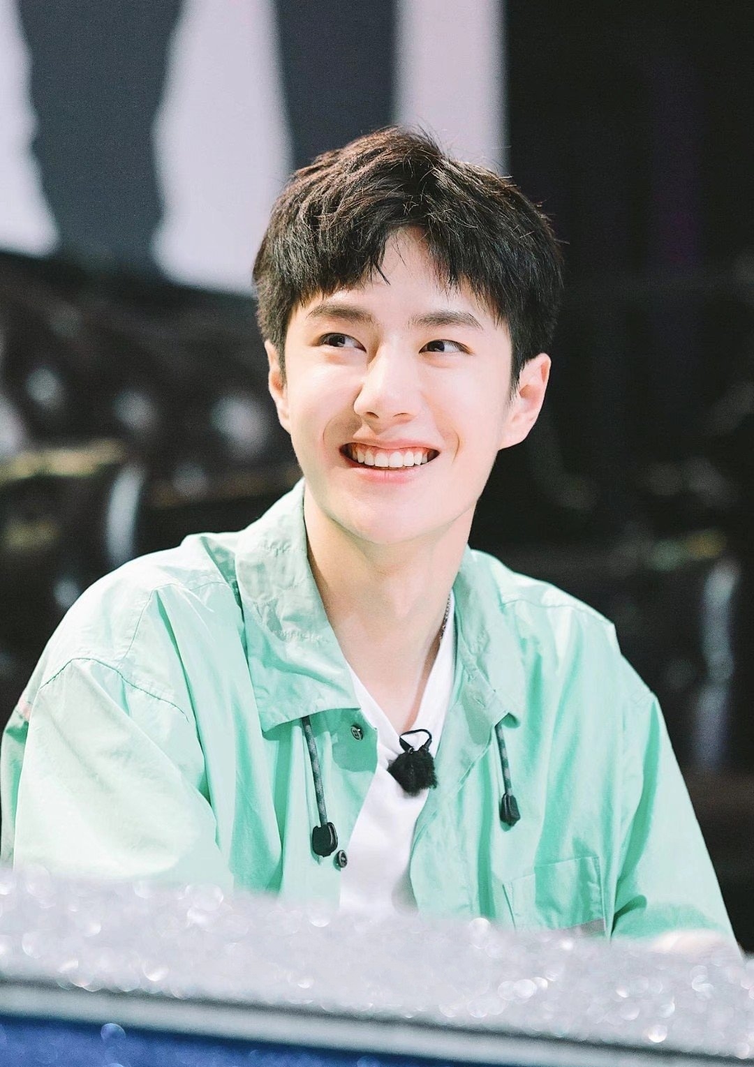 笑容可掬的王一博_高清图集_新浪网