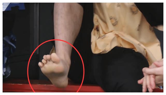邓伦天天不洗脚吗?看清他脚底板上的茧子,怀疑眼睛!