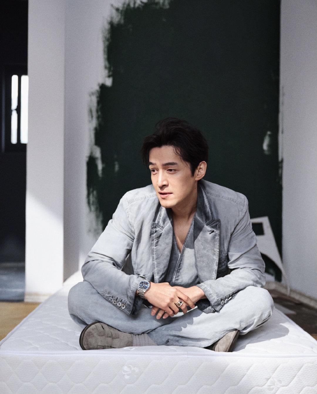 胡歌再展迷人微笑,担任名表全球代言人,灰色麂皮绒西装知性