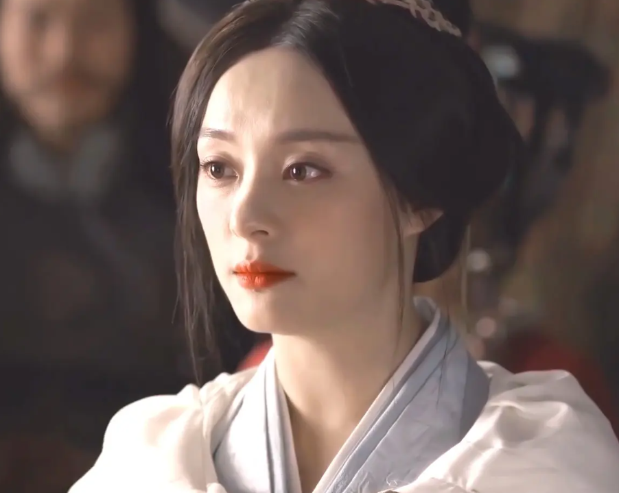 41岁孙俪超市被偶遇,状态奇差不理人,打扮少女生图显老!