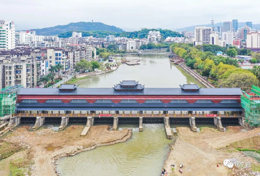 东风水闸新设计廊桥工程主体完工,正在进行附属工程施工|新冠肺炎_新浪新闻