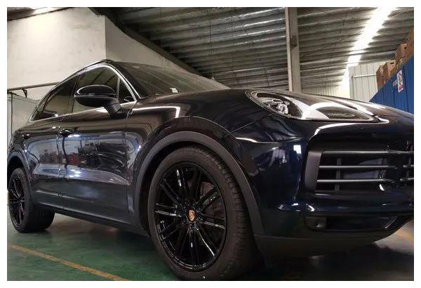 今天看看718款亮黑色烤漆锻造轮毂安装黑色卡宴(配置|询价)的效果