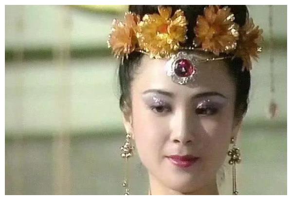55岁傅艺伟近照曝光,曾是最美妲己,如今一头短发网友直呼认不出