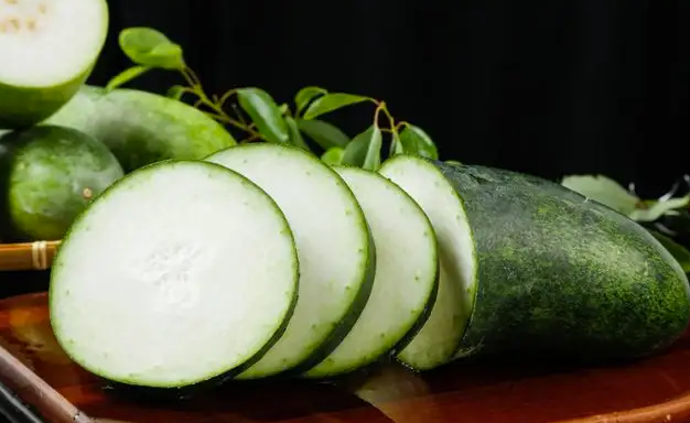 冬瓜的保存冬瓜是葫芦科冬瓜属植物的成熟果实,味甘性寒,其中含有大量