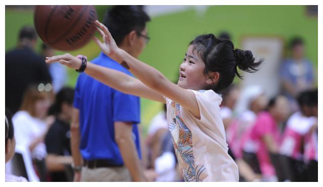 姚明基因有多强大?10岁女儿身高超过170,成为同龄人中的小巨人|姚明|