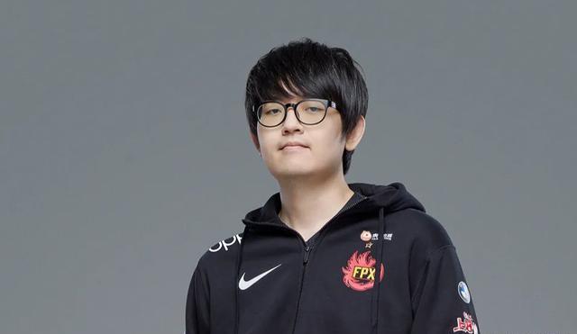 fpx上单金贡吐槽版本卡莎:就是uzi来玩卡莎也是一样菜