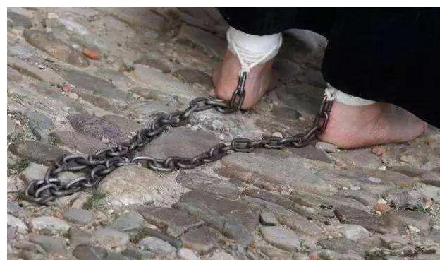 犯人在行刑前,为何要把手铐换成麻绳,难道不怕他们逃走吗?