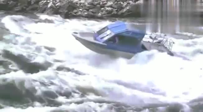 小船在河中尝试逆流而上不料河流实在太大小船被迫调头回程