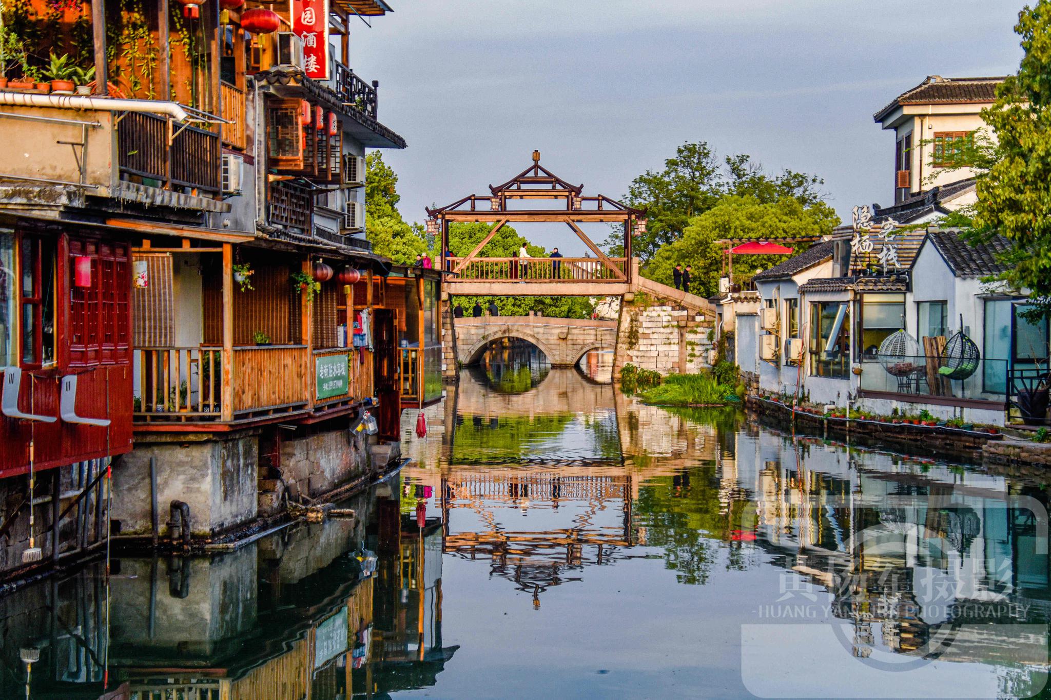 江苏苏州同里古镇的水乡风光古朴安静的江南小镇