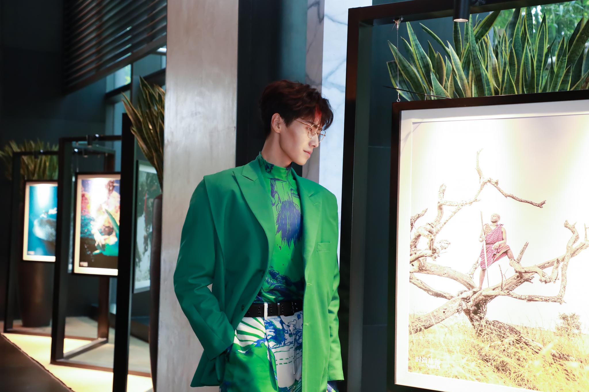 活动当天,肖凯中身着儒雅的绿色西装,完美驾驭时尚配色.