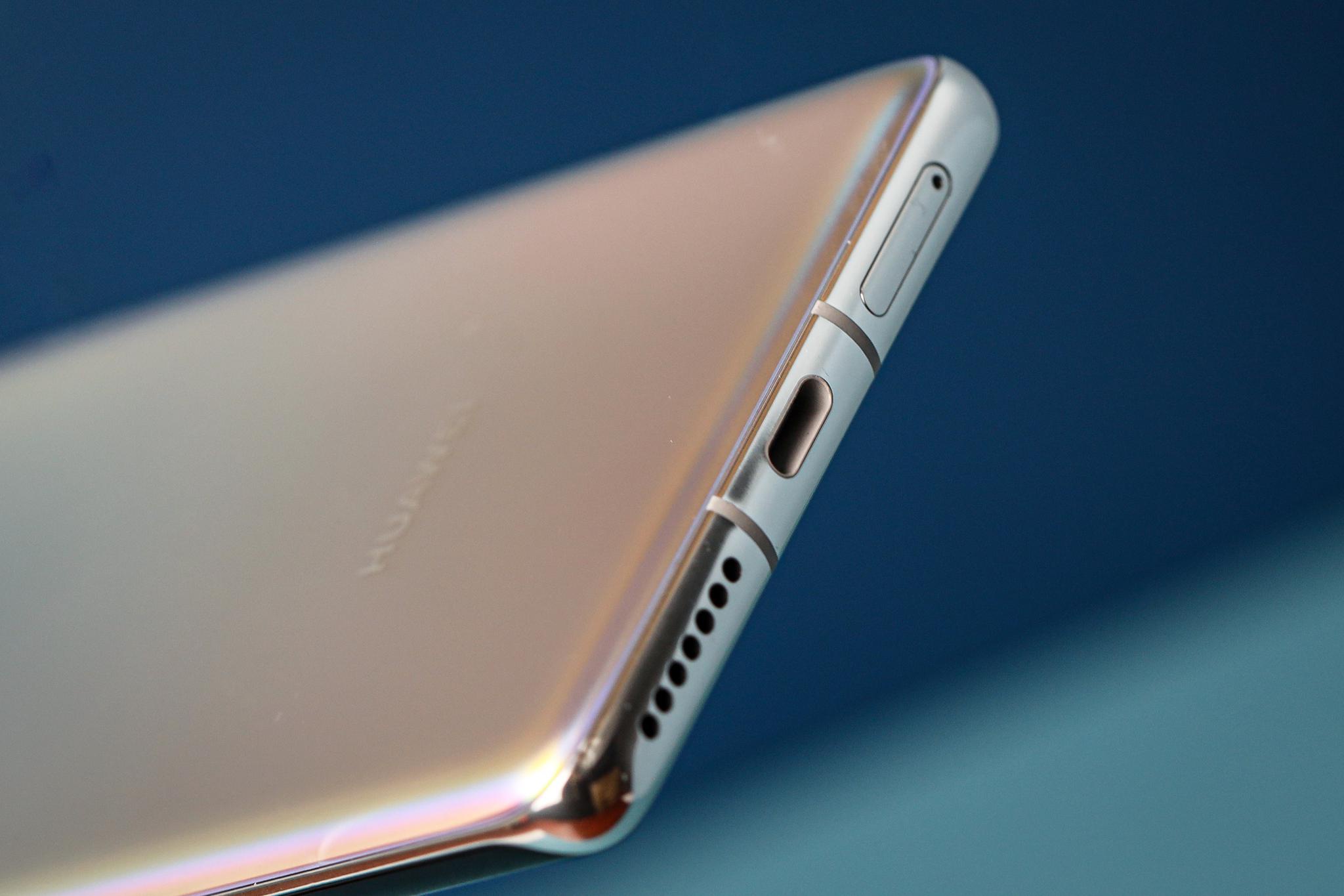 华为mate40 pro配备了双扬声器,上下均有单独的扬声器开孔.