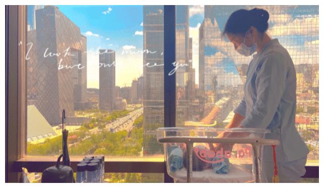 杜淳晒女儿萌照，小蛋饺戴大蝴蝶结，穿高奢婴儿服，从小被宠上天休闲区蓝鸢梦想 - Www.slyday.coM