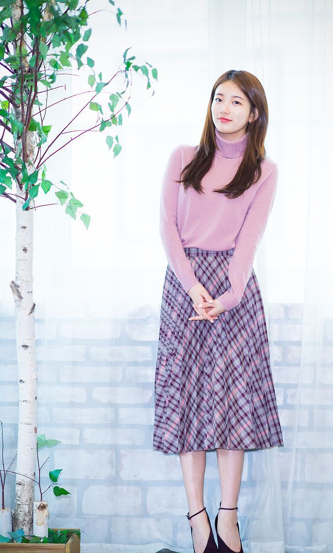 裴秀智脚踩铅笔跟高跟鞋,穿着淡雅的高领衫秀出华丽娇美的容颜