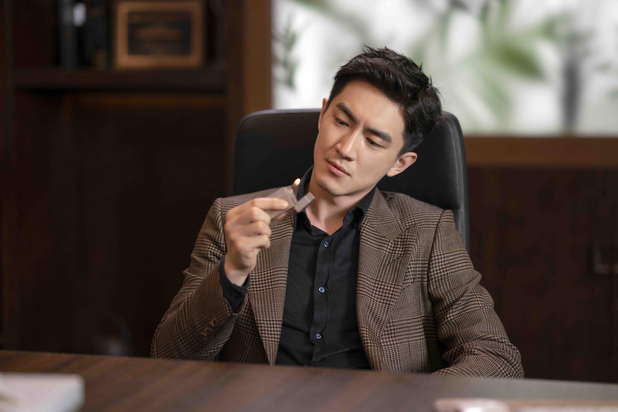 林更新在剧中饰演的卧底警察严谨,为观众上演了一场曲折离奇又轰轰烈