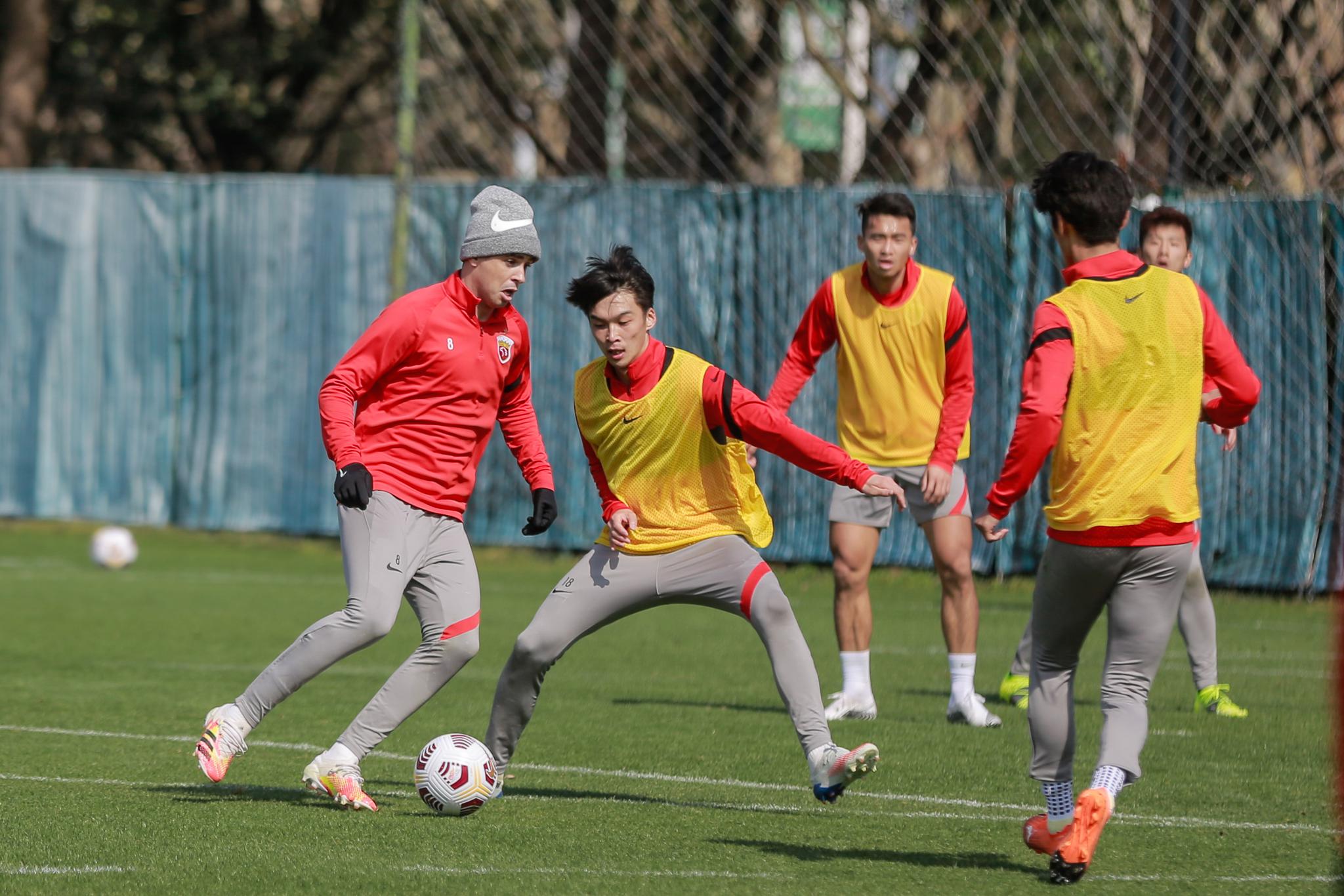 上海海港足球队新帅莱科带领球队积极备战2021赛季的比赛