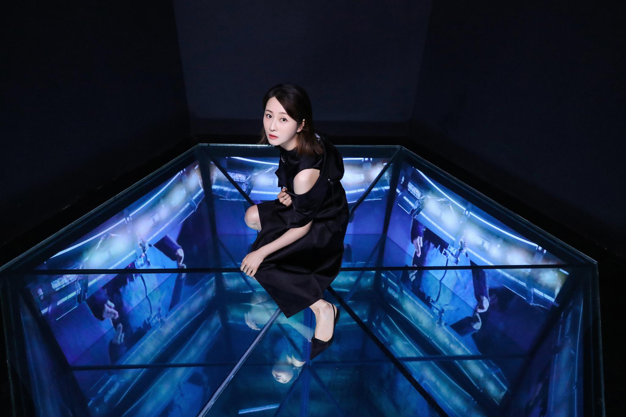 演员吕星辰受邀参加prada晚宴 探索时代舞台力量