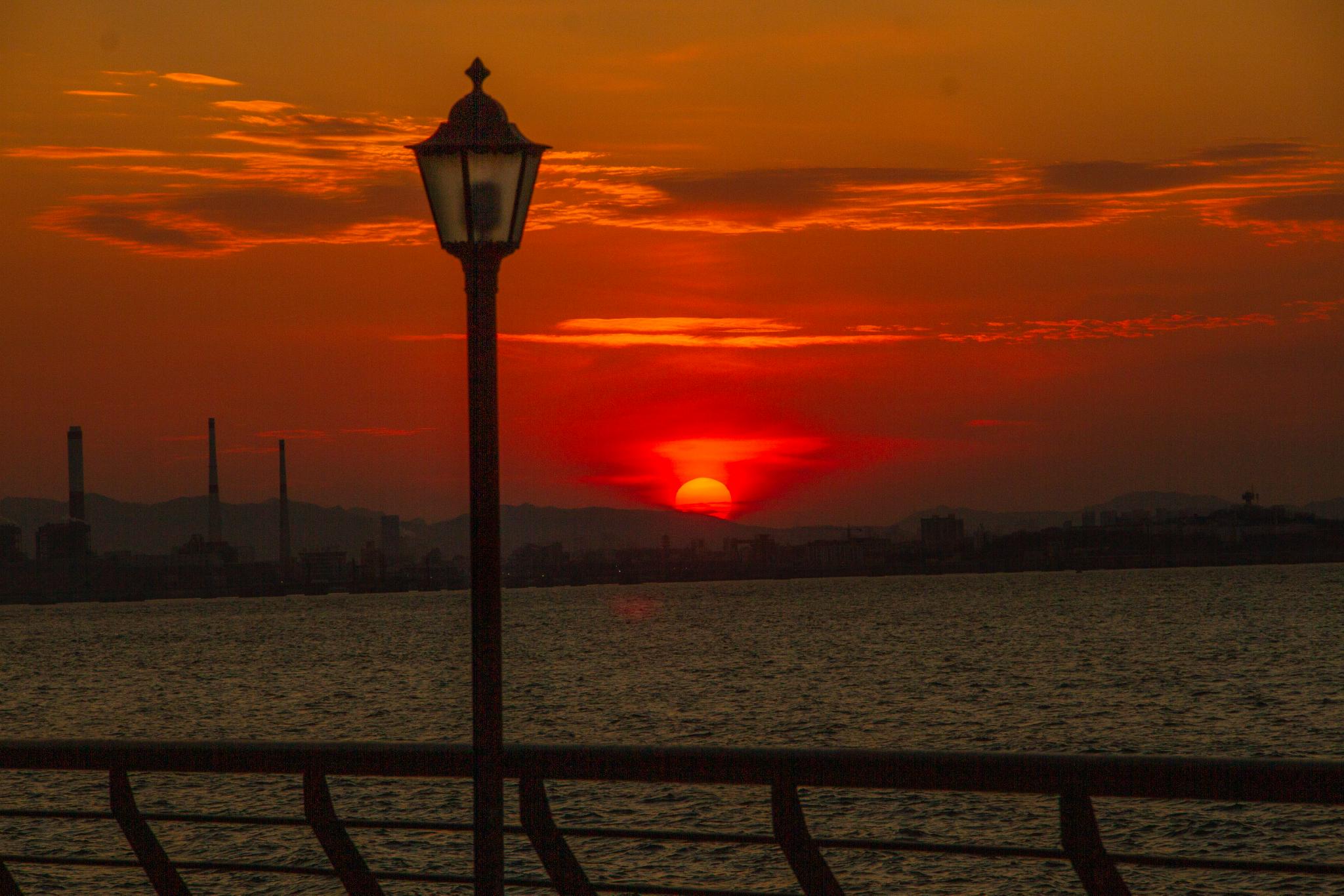 海上落日圆!青岛胶州湾夕阳如诗如画美不胜收__财经头条