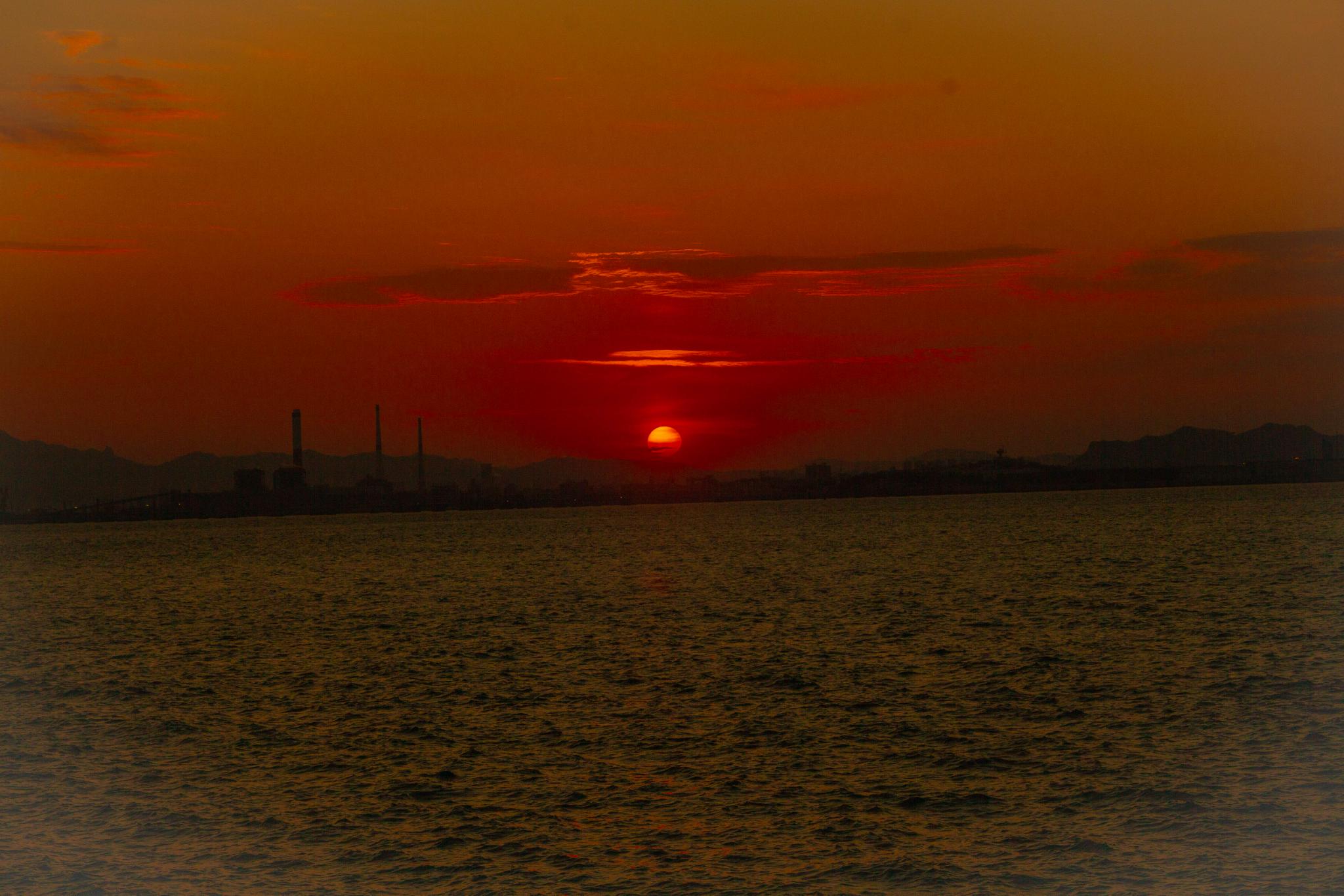 图为青岛金茂湾附近的海滨木栈道,从这里看胶州湾海上日落效果最佳.