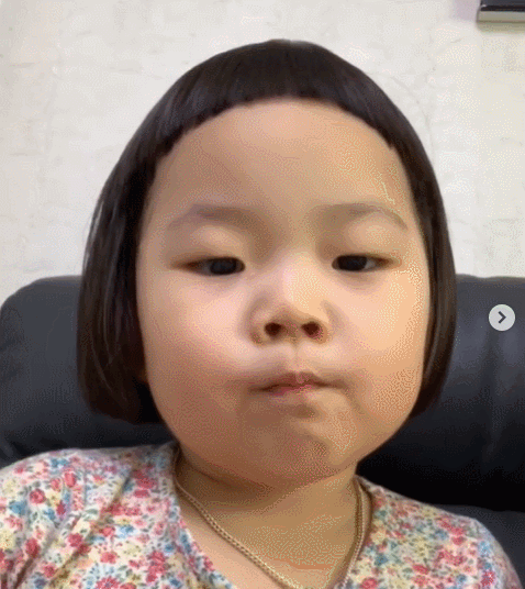 5岁小女孩活成土味大妈每一帧都是表情包神态堪称影后级别