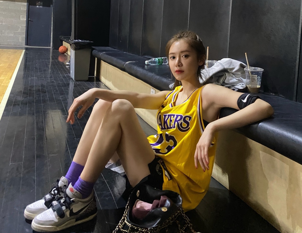 美娜假期仍挂念湖人!跳舞和篮球样样精通,被球迷发现家中有人