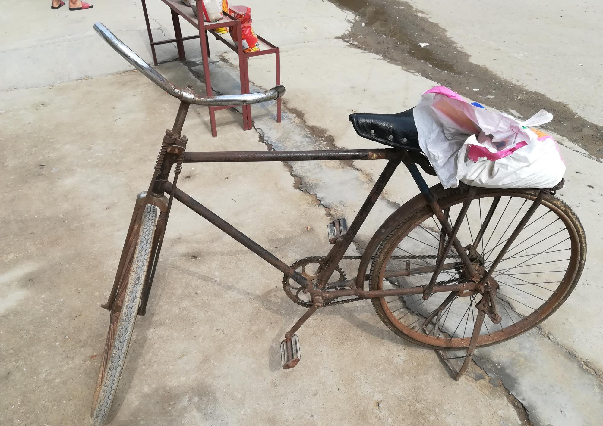 柏林镇惊现上世纪大架老爷车,路人惊叹:这种车现在可是不多了!