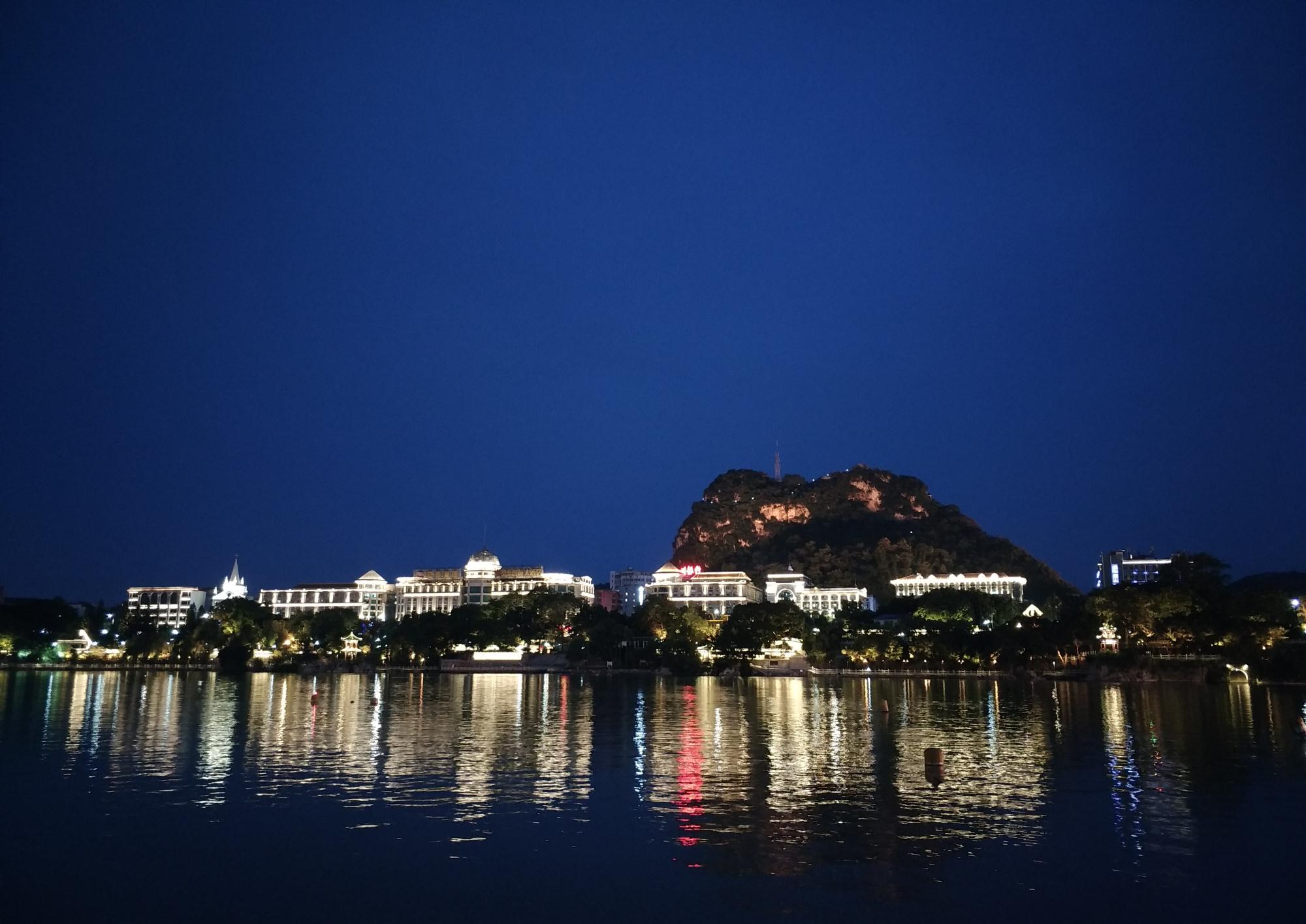 柳州夜景,一半高楼一半山水,在灯光的照应下美极了,值得一游!