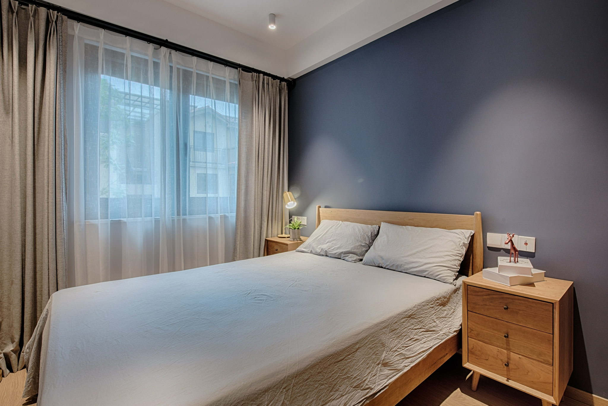 134㎡北欧跃层,高级又耐看的雾霾蓝,温润有质感的原木色