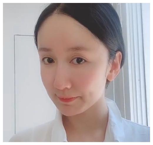 娄艺潇拍视频证素颜,鼻子嘴巴下巴遭疯狂揉搓,整没整一眼分明