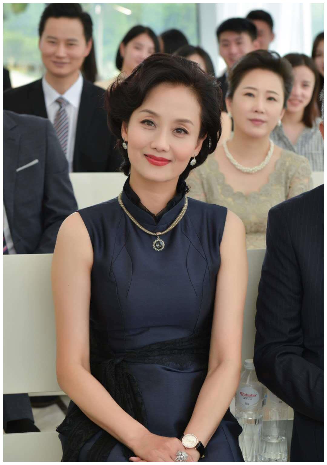 慕容云海妈妈54岁晒近照一身旗袍优雅十足女儿曾为国拿金牌