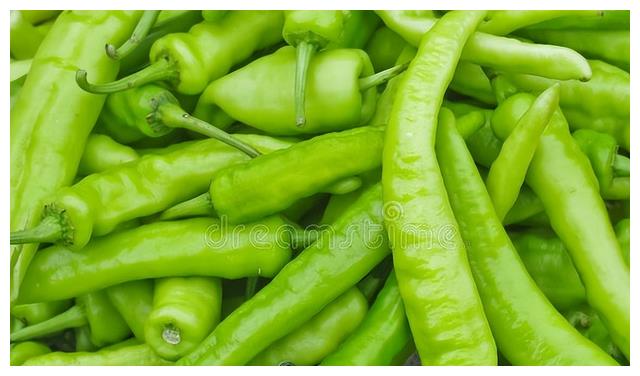 做虎皮青椒,直接倒油可不对,多做1步,起皮又入味,一点不油腻__财经头