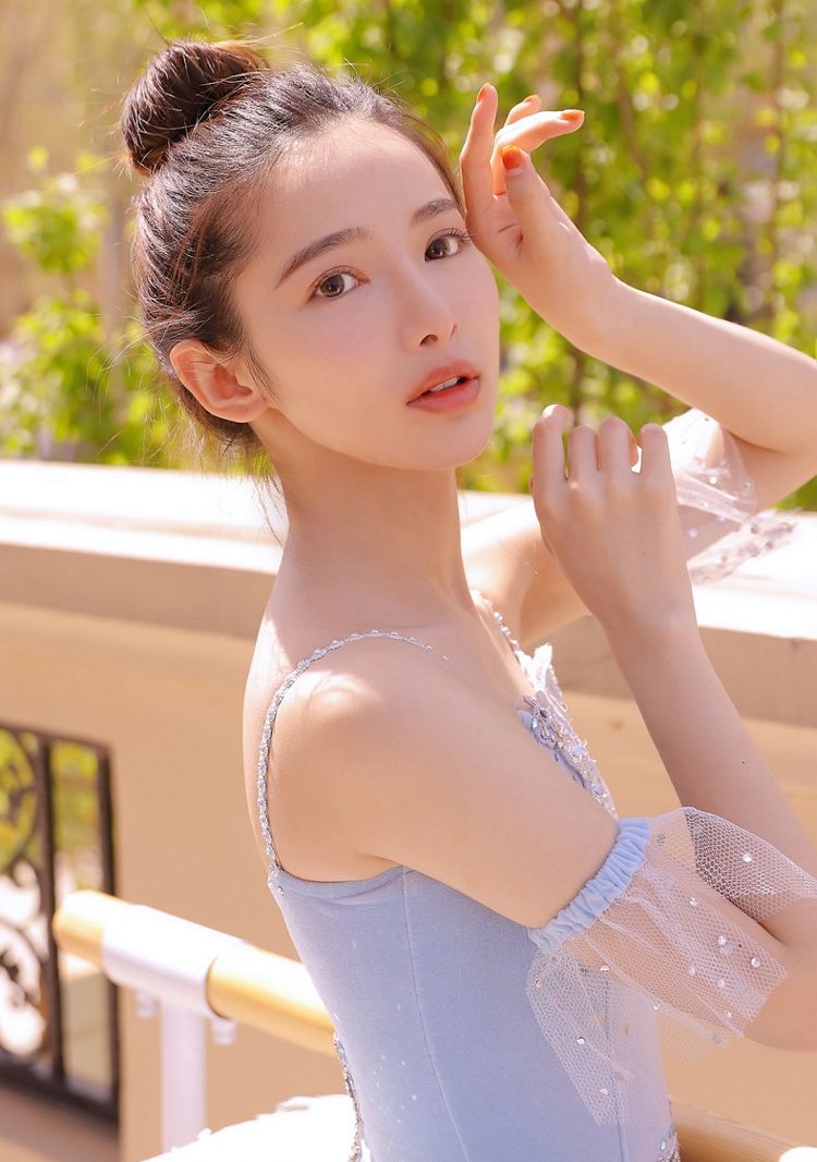 靓靓聊图集:舞蹈学院的校花在户外练习芭蕾舞,得吸引