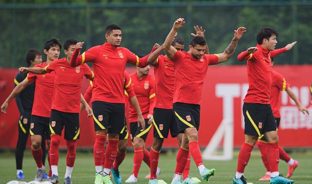 国足vs关岛首发浮现费南多确定缺席武磊阿兰锁定主力