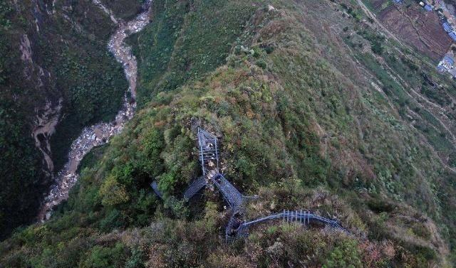 四川凉山被资助6个亿的悬崖村,就修了一条铁梯路?休闲区蓝鸢梦想 - Www.slyday.coM 四川凉山被资助6个亿的悬崖村,就修了一条铁梯路?休闲区蓝鸢梦想 - Www.slyday.coM