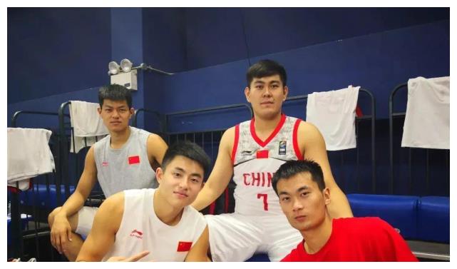 只认可胡金秋郑毅没觉得我是草根高诗岩打三人身高劣势大