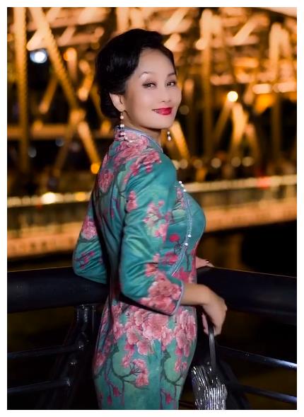 慕容云海妈妈54岁晒近照一身旗袍优雅十足女儿曾为国拿金牌