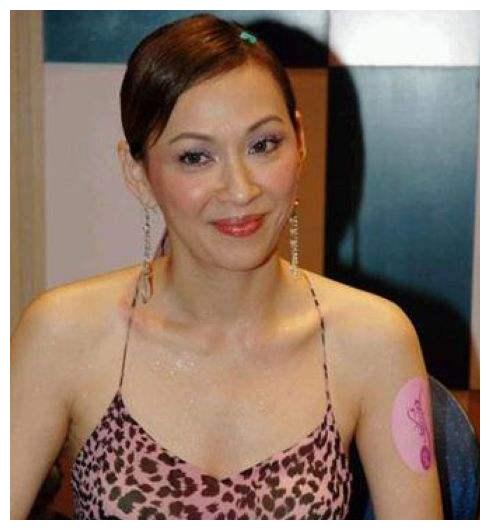 因此认识了当时的富商李万祺.两个人很快就喜结连理.