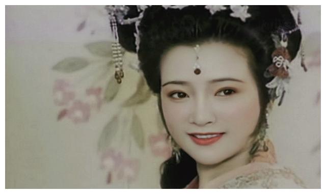 《红楼梦》中的秦可卿一角在看过何晴的表演后之后《红楼梦》的导演