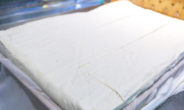 实拍三亚最有情怀的美食店,为游客展示传统石磨豆腐的制作过程休闲区蓝鸢梦想 - Www.slyday.coM 实拍三亚最有情怀的美食店,为游客展示传统石磨豆腐的制作过程休闲区蓝鸢梦想 - Www.slyday.coM