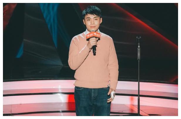 伪直播,笑点少,表演尬,李诞《脱口秀反跨年》到底反了个什么?