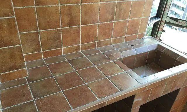 抠门老公为省钱,请了个工人用砖砌洗衣台,没想到效果居然还不赖